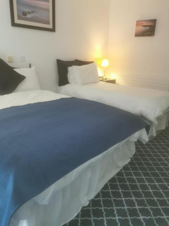 Postel nebo postele na pokoji v ubytování Ostán Oileán Thoraí Tory Island Hotel