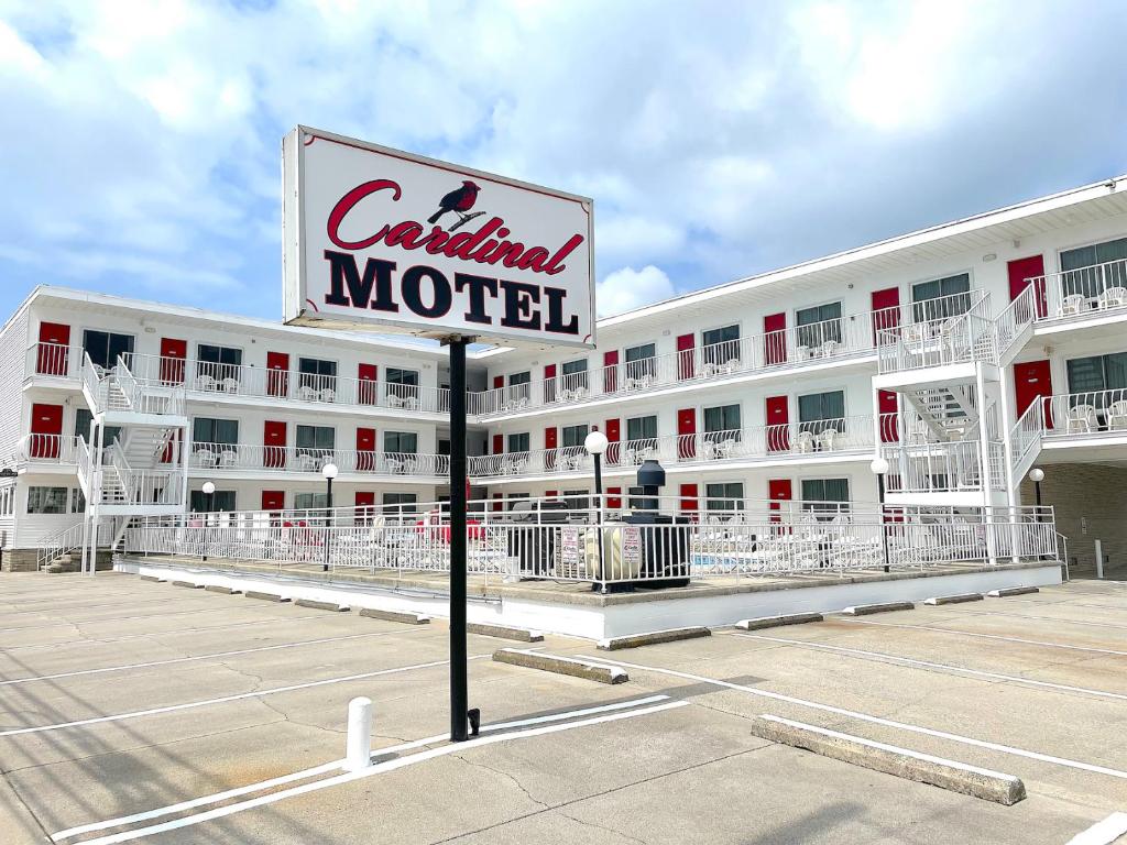 un panneau du motel devant un bâtiment dans l'établissement Cardinal Motel, à North Wildwood