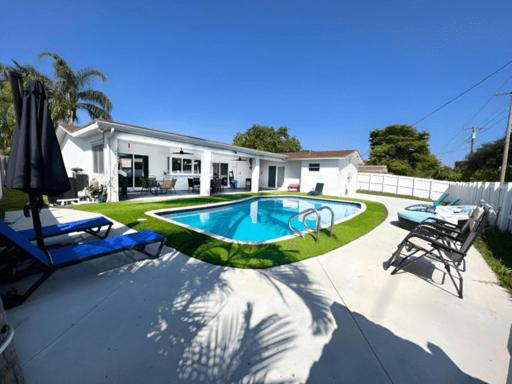 好萊塢的住宿－Luxurious & Modern Open Floor Plan Heated Pool Villa，庭院中带游泳池的房子