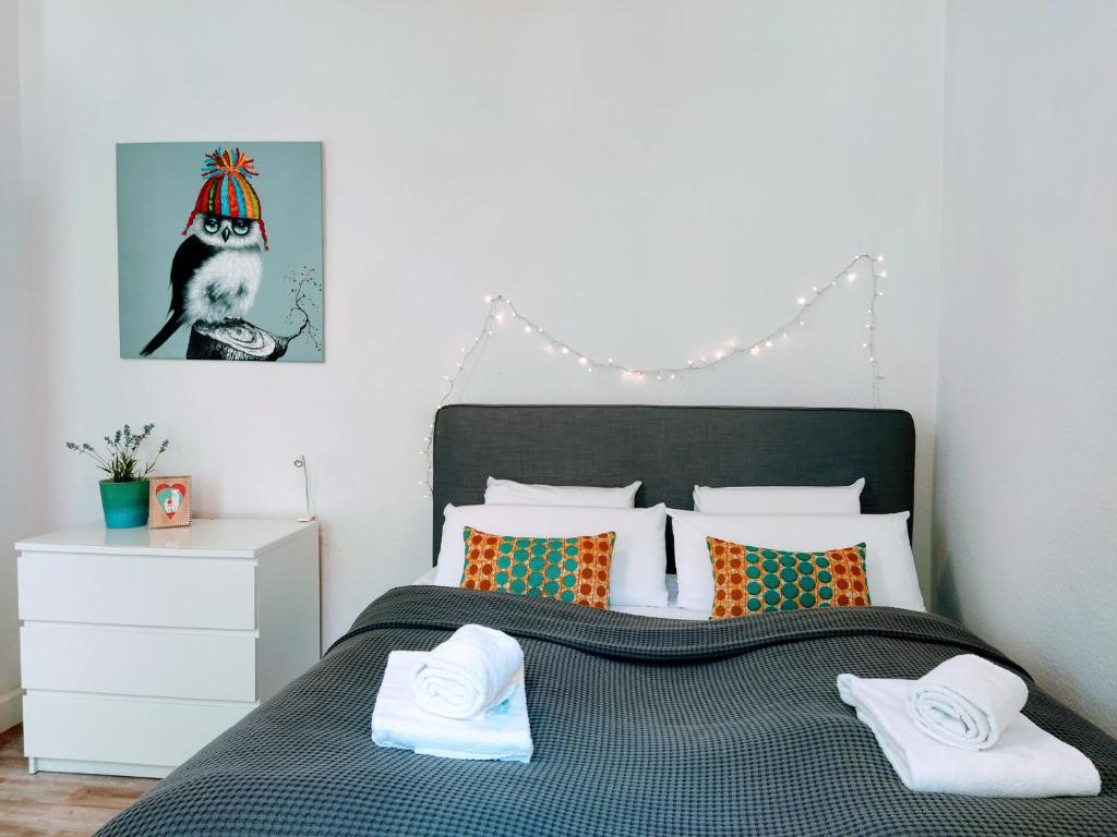 Central 2 bedroom flat for families & calm guests tesisinde bir odada yatak veya yataklar