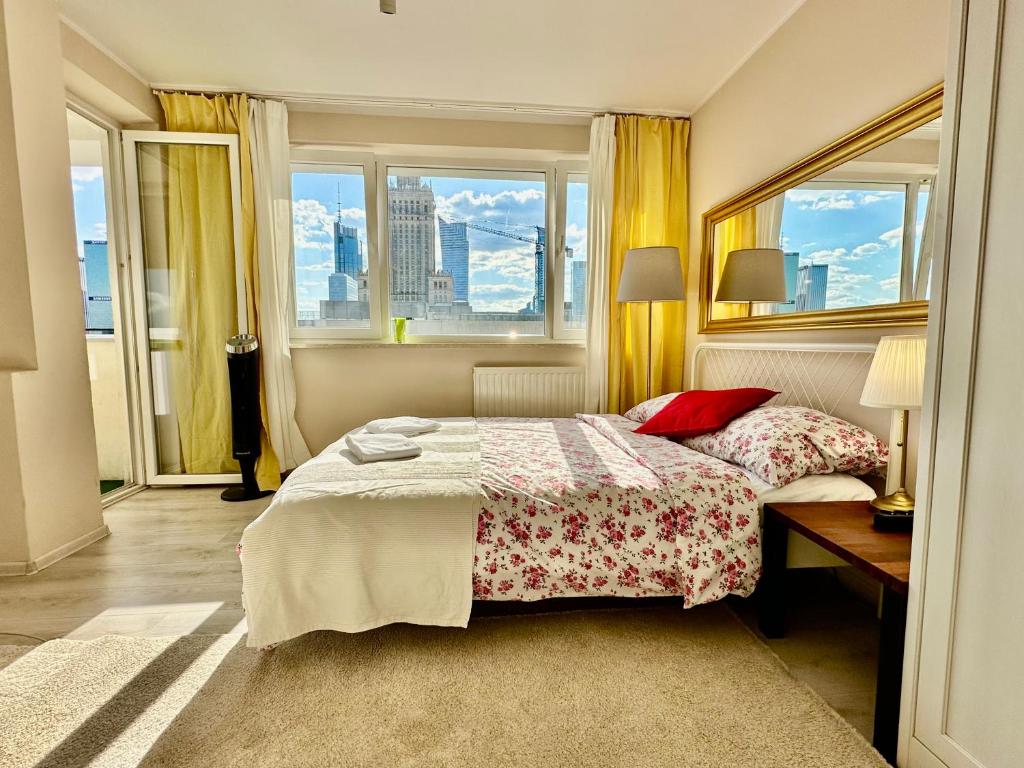 a bedroom with a bed and two windows at Super GOLD Centrum 2x Metro WiFi 600 Mb/s Netflix HBO AppleTV in Warsaw