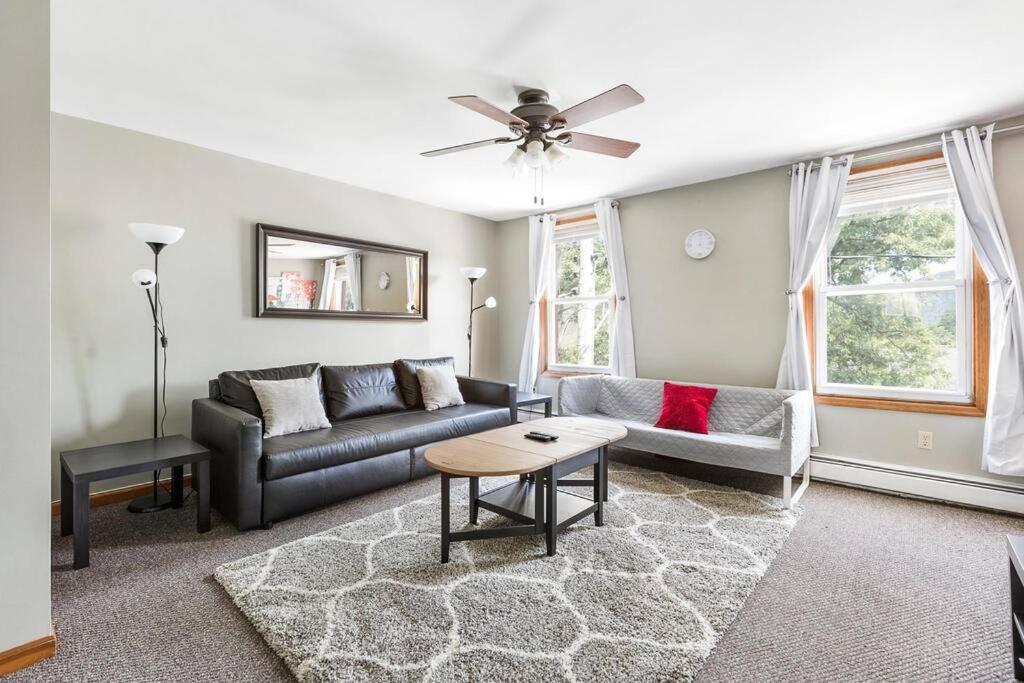 WALK to West Point Academy! Charming 2 bdrm Apt overlooking Main Street!休息區