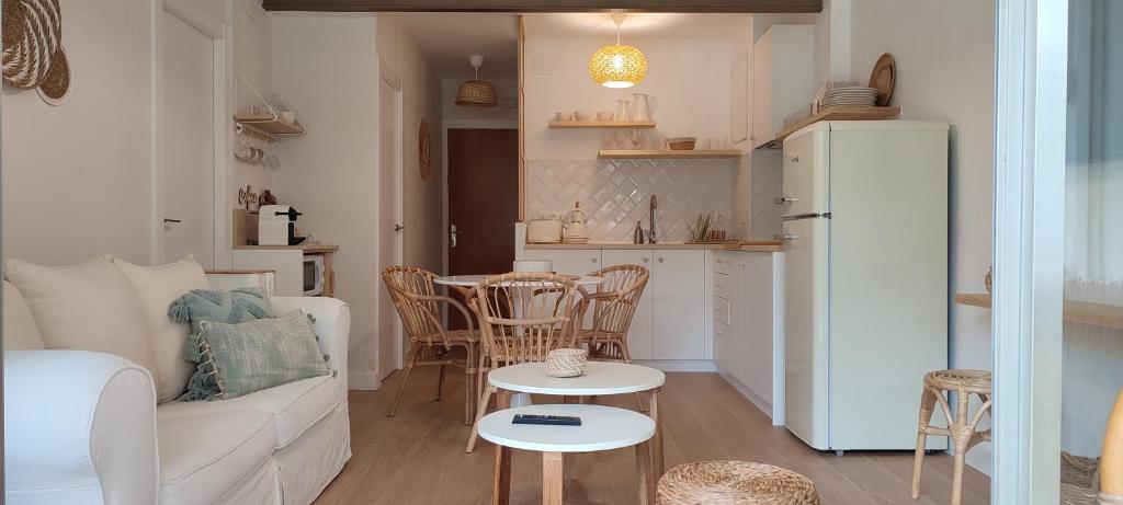 een woonkamer met een witte bank en een tafel bij Marina's Calm in Salou