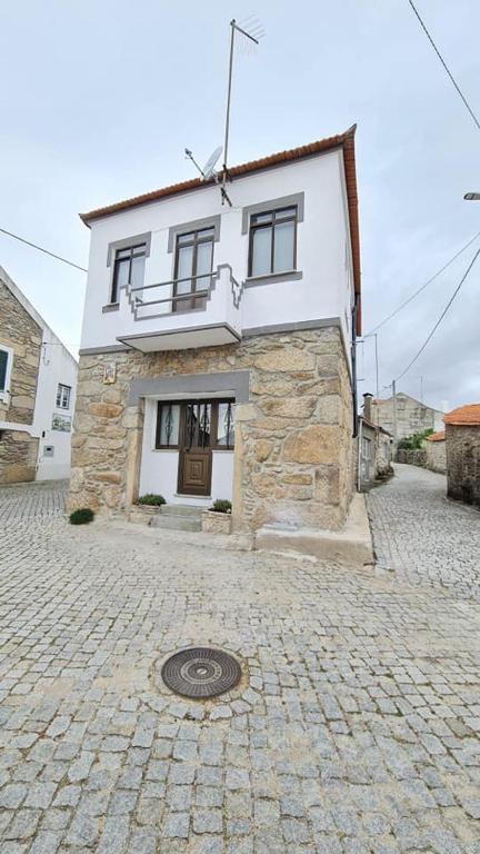 a building with a manhole in front of a street at Casa de Ade in Monte da Velha