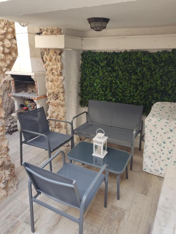a group of chairs and a table on a patio at Casa Rural Los Agüelos in Mazuecos