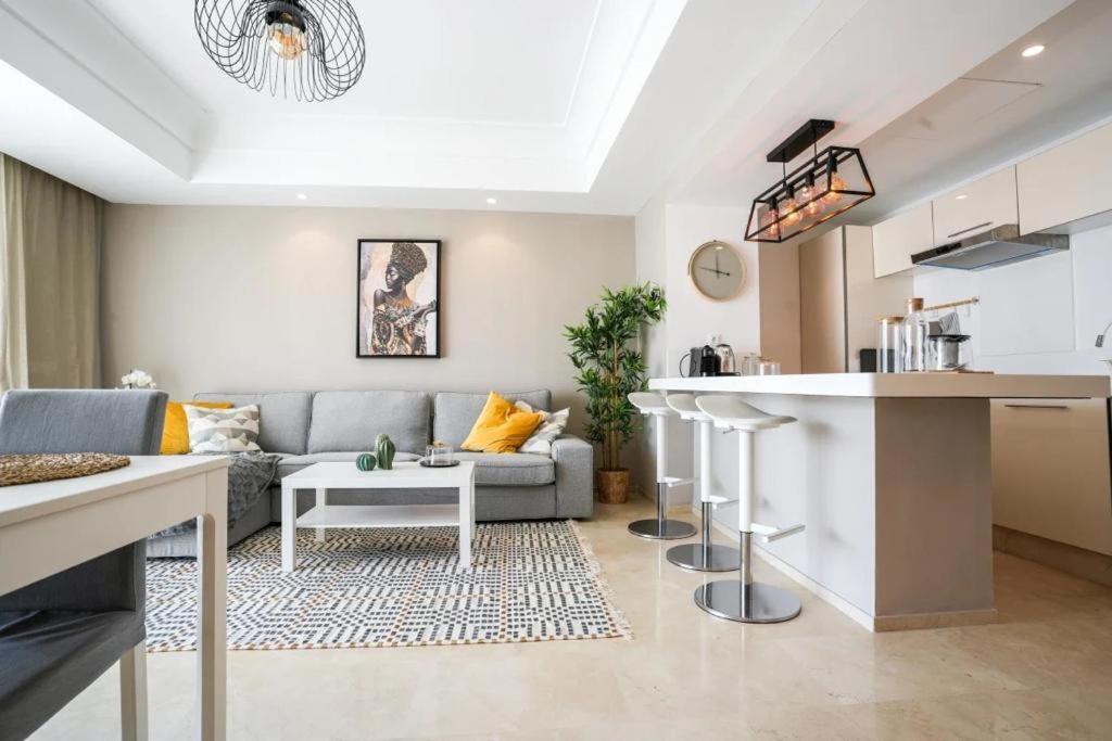 a living room with a couch and a kitchen at Tour Végétale Luxury Anfa CFC Dalia in Casablanca