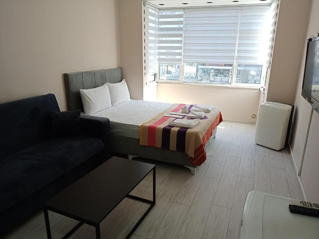uma pequena sala de estar com uma cama e um sofá em Ava suite em Istambul