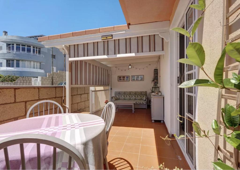- un balcon avec une table et un canapé dans l'établissement Apartamento El Carmen 3 Lara, à Santa Cruz de Tenerife