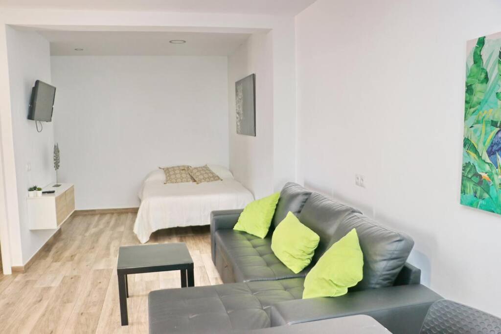 TV a/nebo společenská místnost v ubytování APARTAMENTOS RURALES (LA COBIJÁ) APART. Nº3 CONIL