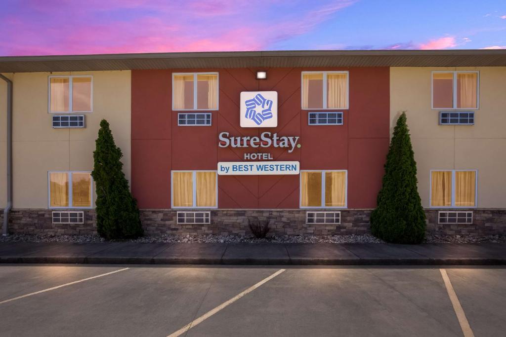 un edificio con un cartel en el costado en SureStay Hotel by Best Western Whittington Rend Lake, en Whittington