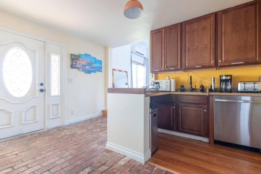 30 PCT OFF! Malibu Romantic Suite, Ocean View, Beach - One-Bedroom Apartment