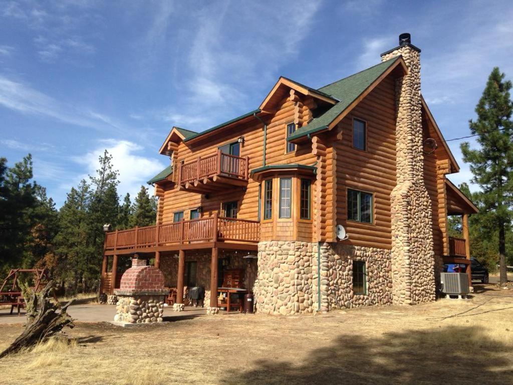 a large log cabin with a balcony on afficient at B&B Ranch in Goldendale