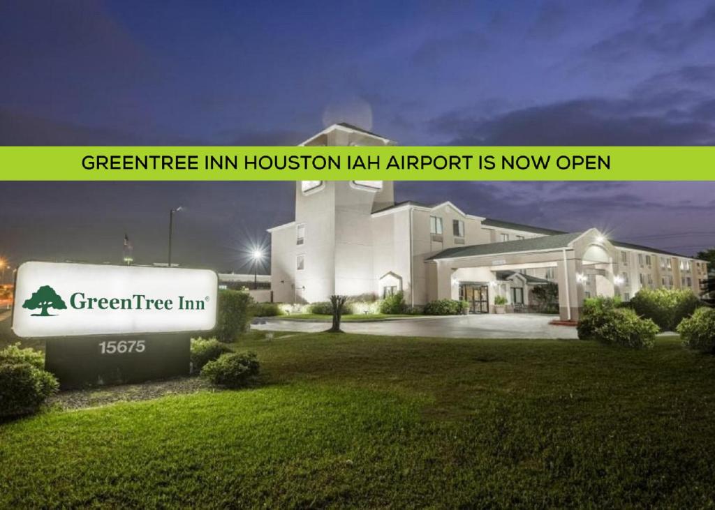 ヒューストンにあるGreenTree Inn - IAH Airpot JFK Blvdの看板が目の前にある建物