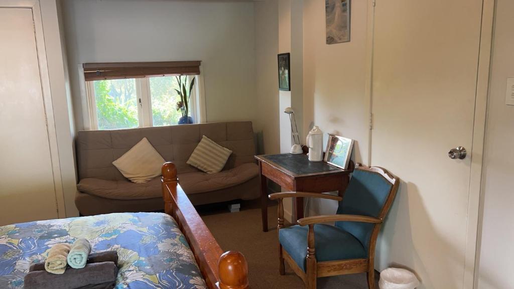 Posezení v ubytování 1 Queen Bed and 1 Sofa Bed, Studio B, 25 Glenfell Place, Epsom, Auckland
