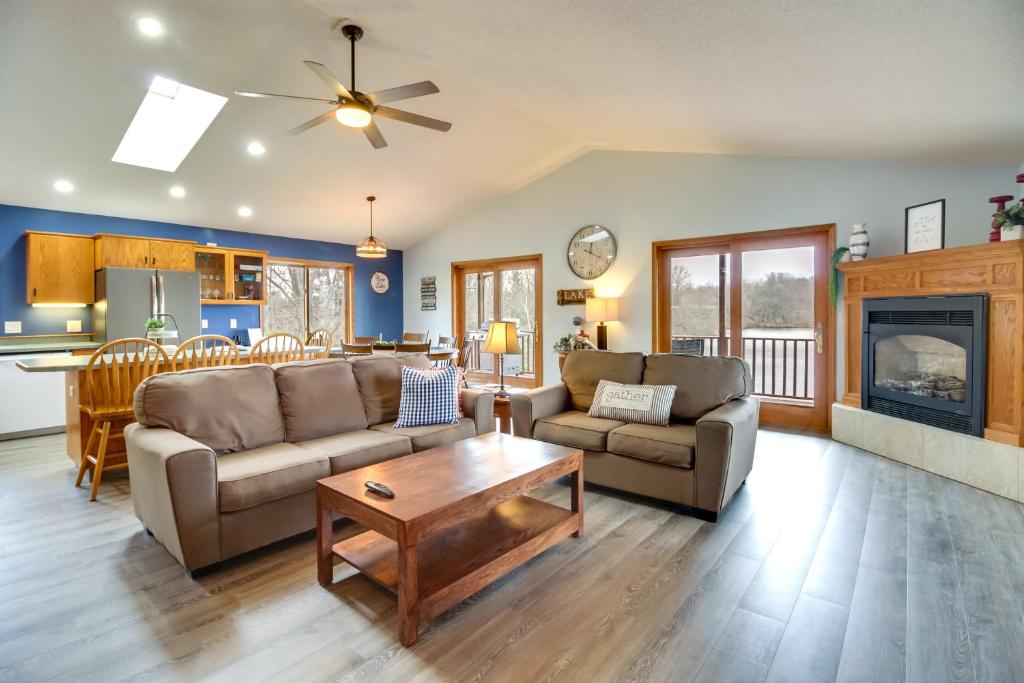 Sala de estar con 2 sofás y mesa en Private Family Lakefront Retreat with Beautiful View, en Spicer