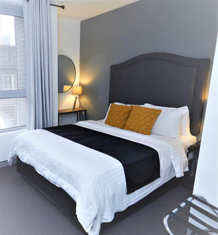 Postel nebo postele na pokoji v ubytování Mariners Court Hotel Sydney