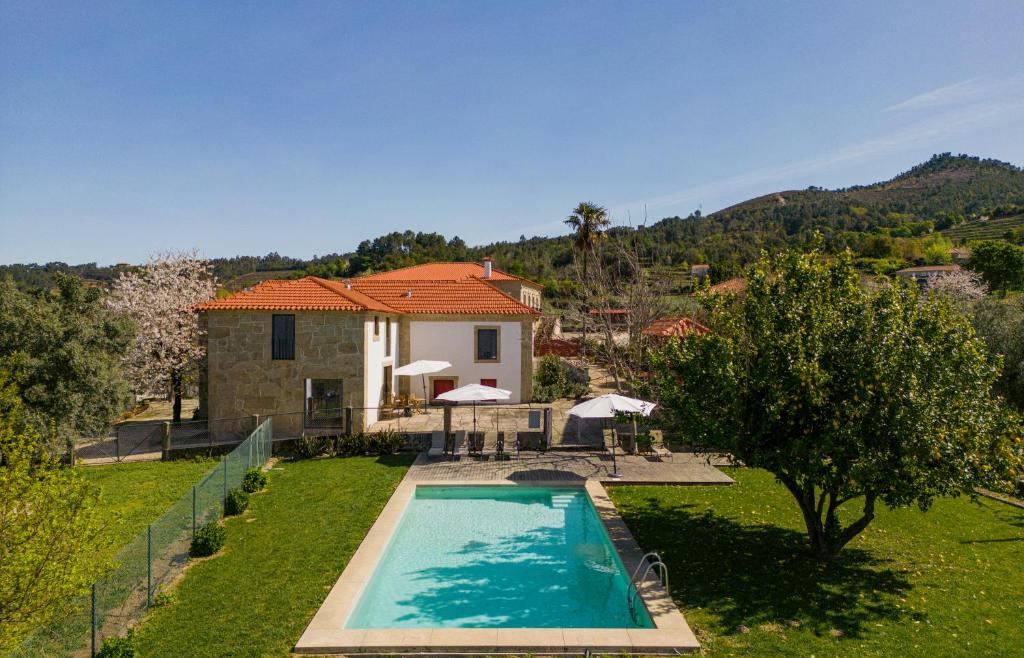 a house with a swimming pool in a yard at Casas de Vila Pouca in Mondim de Basto