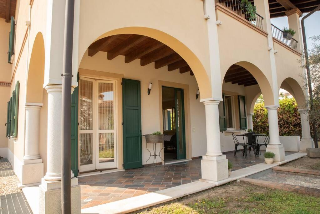 un accès voûté à une maison avec une terrasse dans l'établissement Terra Sole Aria Home Brescia, à Piazza