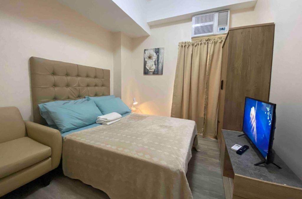 sypialnia z łóżkiem, kanapą i telewizorem w obiekcie Marikina Manila Condominium 1 Bedroom w mieście Manila
