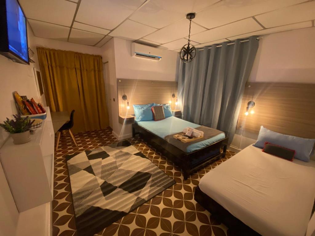mały pokój z łóżkiem i kanapą w obiekcie Hotel Tamaiti w mieście Ríohacha