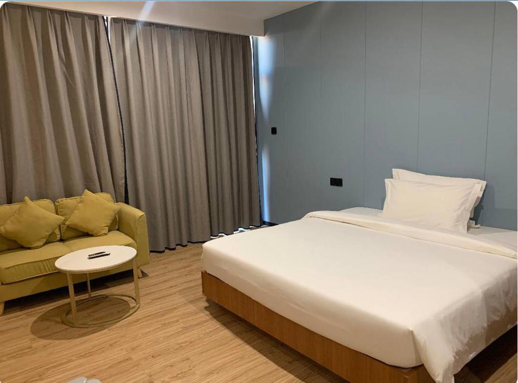 Postel nebo postele na pokoji v ubytování Joy Hotel