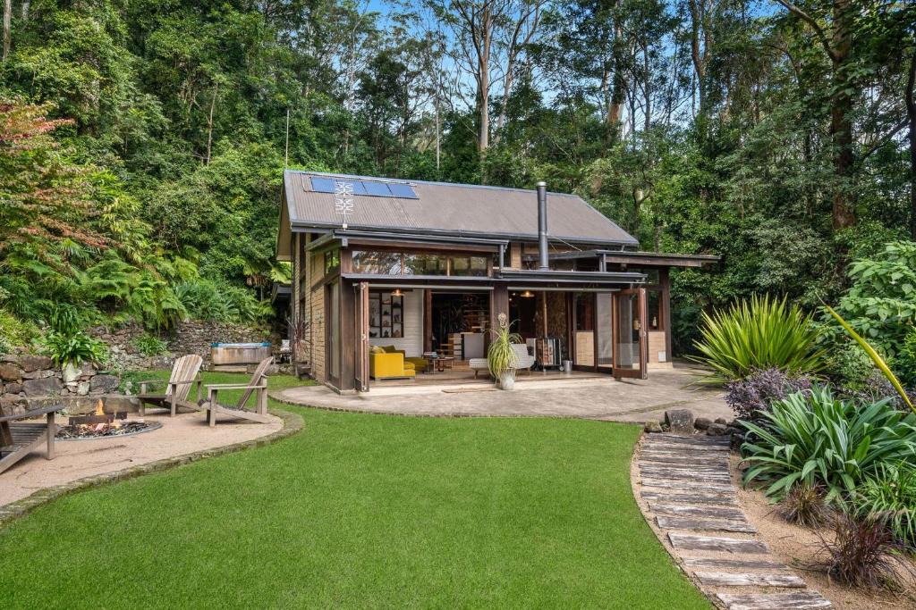 een huis met een groen gazon ervoor bij Lyra Kangaroo Valley in Kangaroo Valley