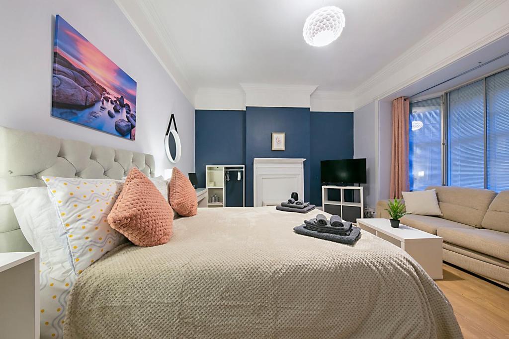 Säng eller sängar i ett rum på Constancevilla B7 - Grampian Lettings Ltd