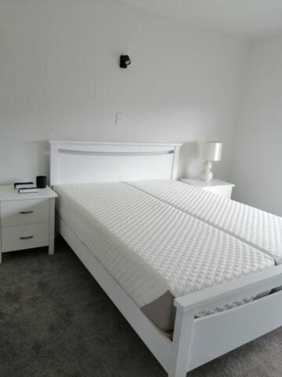 Postel nebo postele na pokoji v ubytování Centre Takapuna 2 Beds & Garage & Netflix