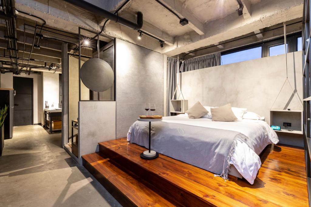 Cama o camas de una habitación en Stylish Urban Hotel in Provenza - VIU Experience