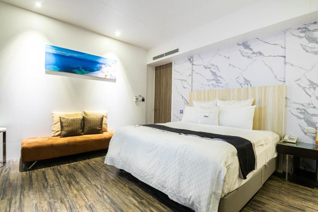 Habitación de hotel con cama y mapa en la pared en 168 Motel-Hsinchu, en Hsinchu City
