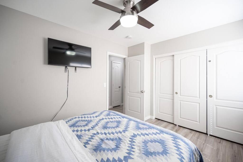 TV a/nebo společenská místnost v ubytování Gorgeous Las Vegas home with RV parking