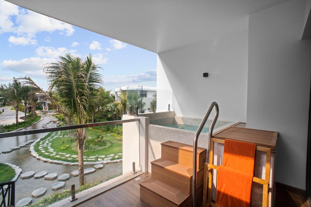 Suite Có Giường Cỡ King Với Bể Jacuzzi Và Tầm Nhìn Ra Vườn