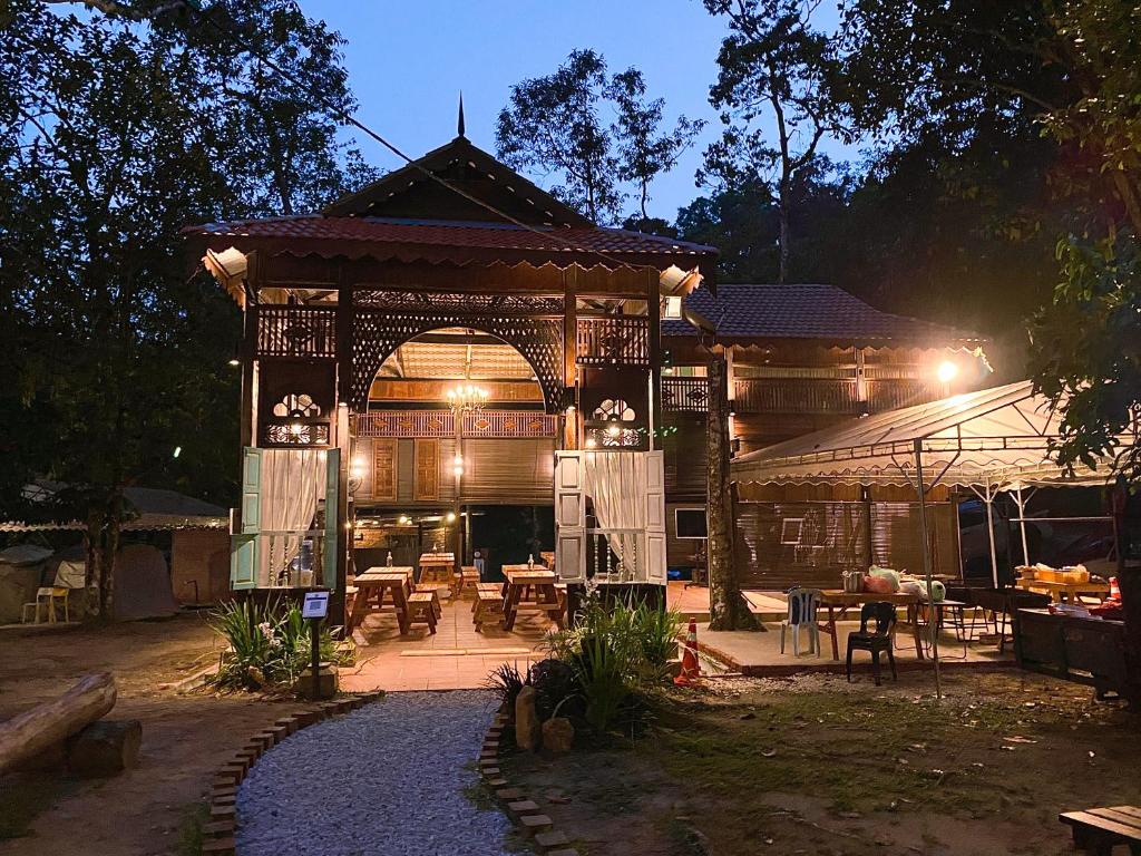ein Haus mit einem Pavillon mit Tischen und Stühlen in der Unterkunft Tingkat Valley in Ipoh