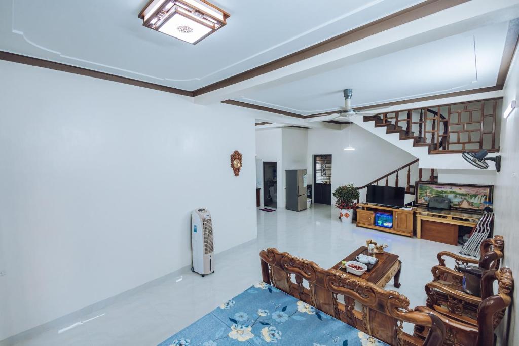 a living room with a couch and a tv at Villa Habit 3br Center Mộc Châu in Mộc Châu
