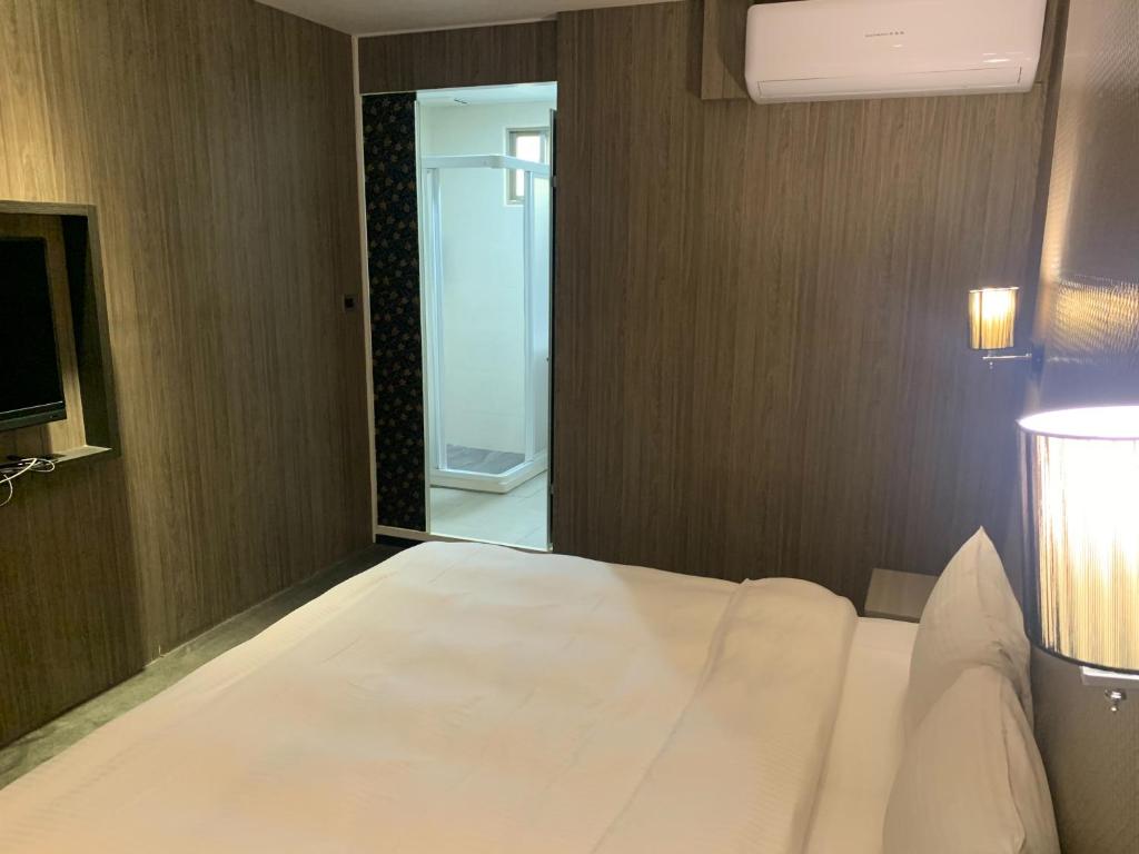 Postel nebo postele na pokoji v ubytování Meworld Hotel - Ximen