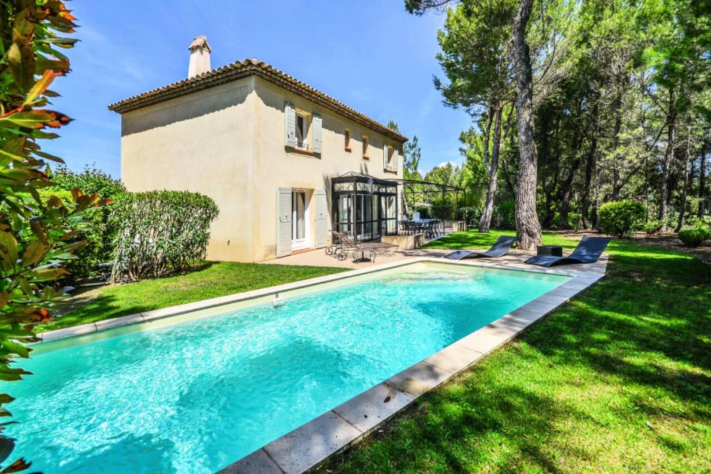 une piscine dans la cour d'une maison dans l'établissement Les Mas et Villas de Pont Royal en Provence - maeva Home - Villa 5 Pièces 8 Personnes avec piscine privée et vue sur le golf - Exclusive - super Home MAE-6074, à Mallemort