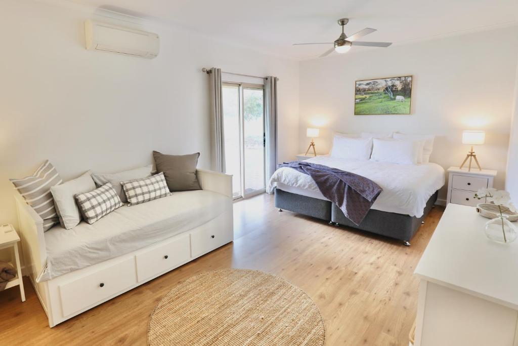 Cygnet RiverDusty's Run - Escape. Relax. Explore.的带床和沙发的卧室