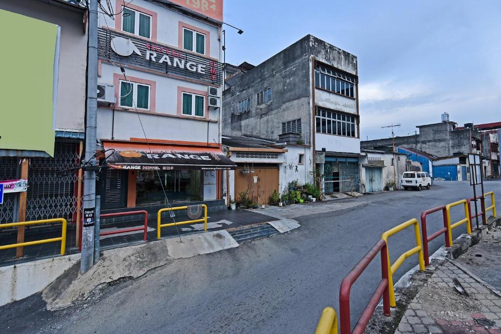 een lege straat in een stad met gebouwen bij Super OYO 992 Orange Hotel Kuala Pilah in Kuala Pilah