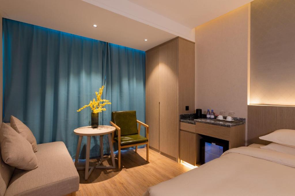 Postel nebo postele na pokoji v ubytování 义乌曼卡兰酒店国际商贸城店Yiwu kaiding Hotel