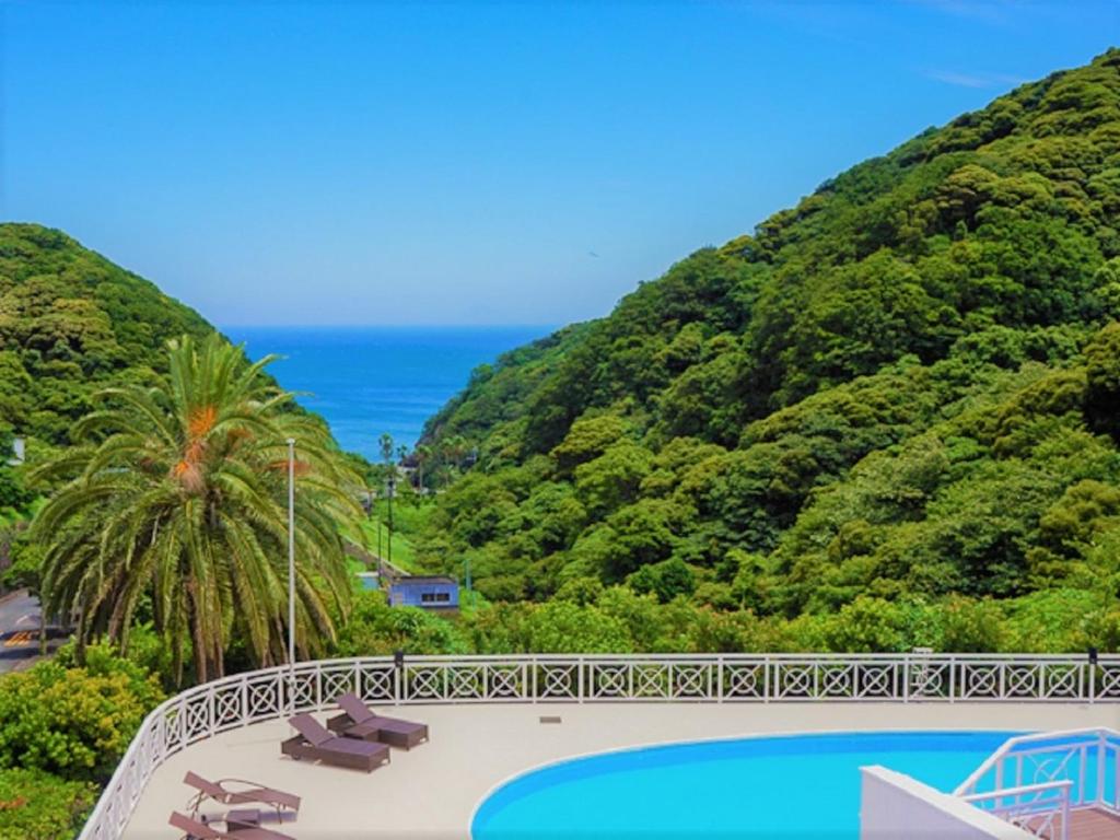 uma piscina com vista para o oceano em LiVEMAX RESORT Izu Shimoda em Shimoda