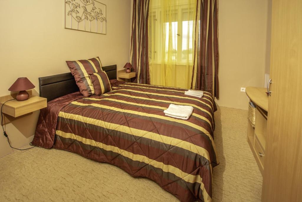 Posteľ alebo postele v izbe v ubytovaní Diófa Apartman Balatonederics