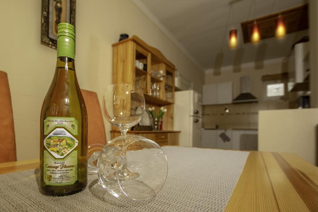 Nápoje v ubytovaní Diófa Apartman Balatonederics