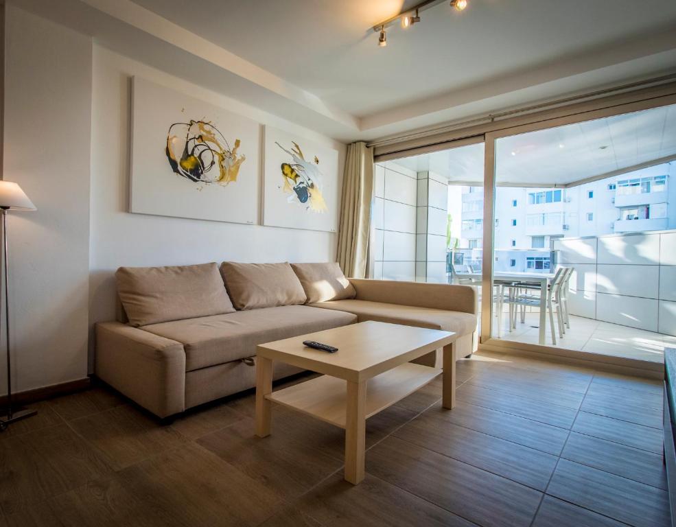 ein Wohnzimmer mit einem Sofa und einem Couchtisch in der Unterkunft 06 LUXURY MARINA 3 BEDROOMS in Ibiza-Stadt