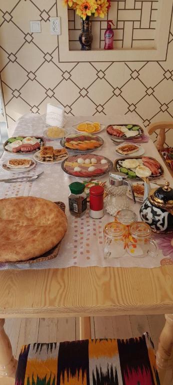 Үлкен кеуделі ана қызына қалай сиғуды үйретеді