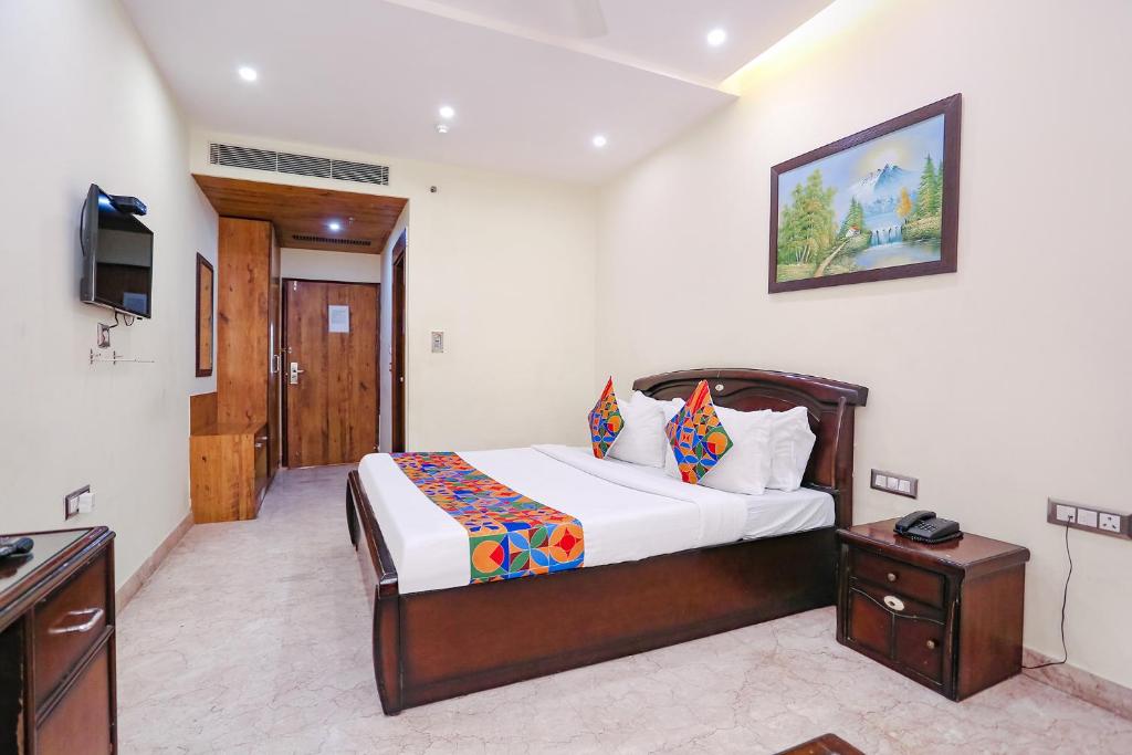 Postel nebo postele na pokoji v ubytování FabHotel F9 NSP - Near Pacific Mall Pitampura
