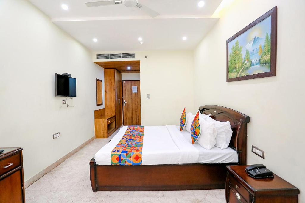Postel nebo postele na pokoji v ubytování FabHotel F9 NSP - Near Pacific Mall Pitampura