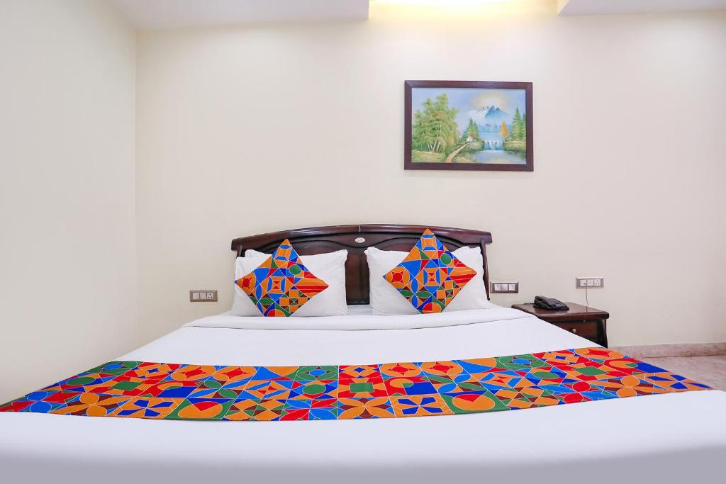 Postel nebo postele na pokoji v ubytování FabHotel F9 NSP - Near Pacific Mall Pitampura
