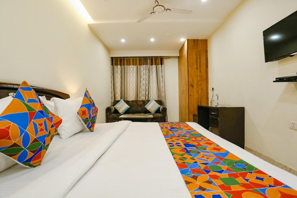 Postel nebo postele na pokoji v ubytování FabHotel F9 NSP - Near Pacific Mall Pitampura