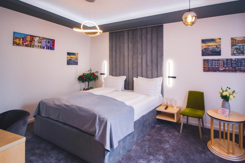 une chambre d'hôtel avec un lit, une table et des chaises dans l'établissement Rabbit Hole Superior Extension, à Sibiu