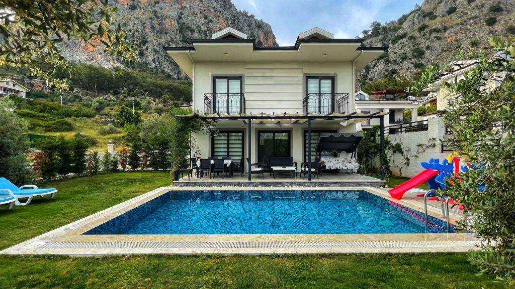 uma villa com uma piscina e uma casa em Private Villa in Gocek Villa Perest em Göcek